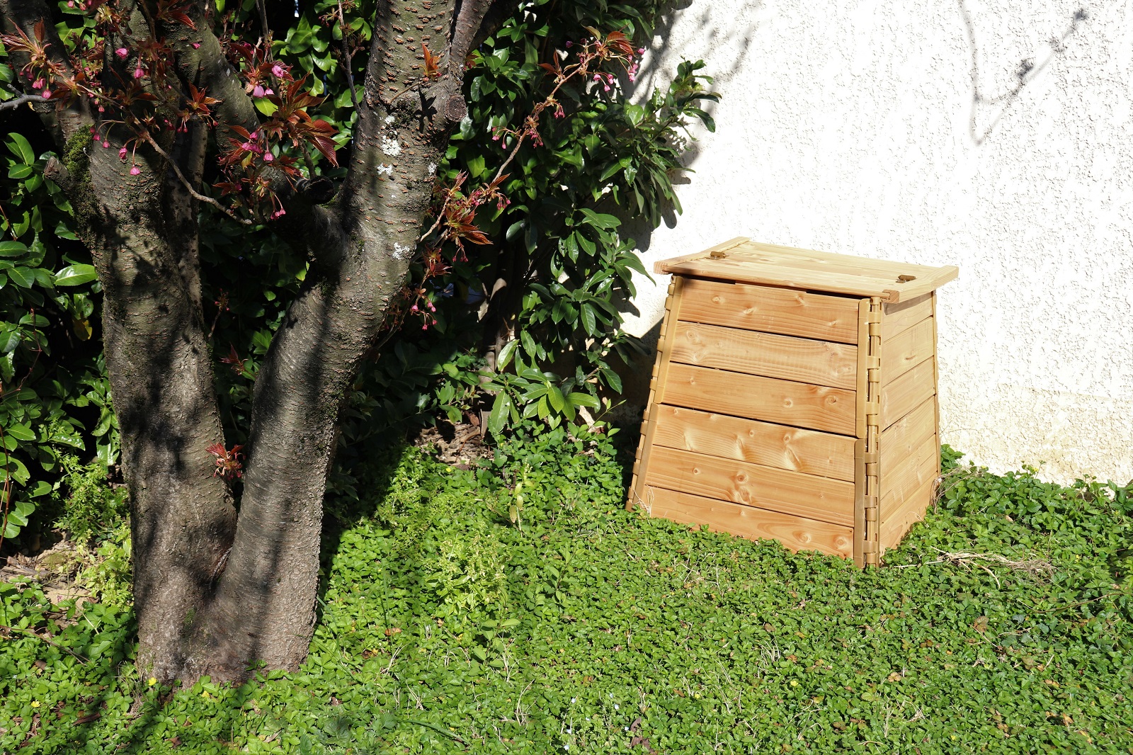 Composteur bien placé pour produire un compost de qualité. © ERIC, Adobe Stock